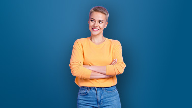 Giovane ragazza ammicca con interesse.