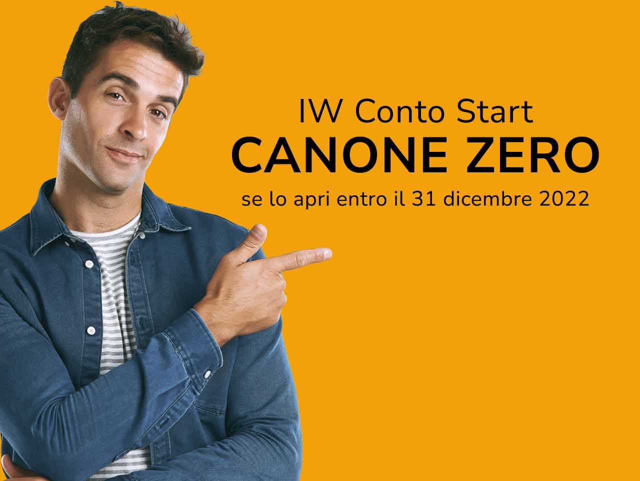 Giovane sorridente indica la scritta "IW Conto Start Canone Zero se lo apri entro il 31 dicembre 2022"
