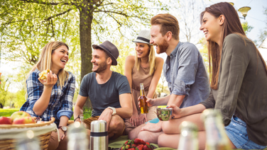 Gruppo di amici si diverte all'ombra degli alberi.