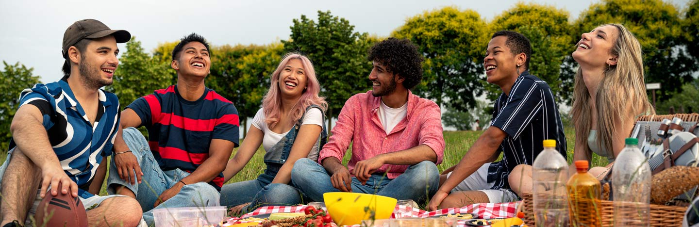 Gruppo di amici si diverte all'ombra degli alberi.
