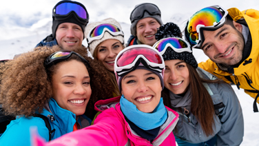 Gruppo di amici si fanno un selfie sulle piste da sci.