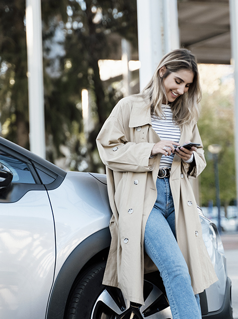 Ragazza paga il noleggio auto con la propria carta di debito.