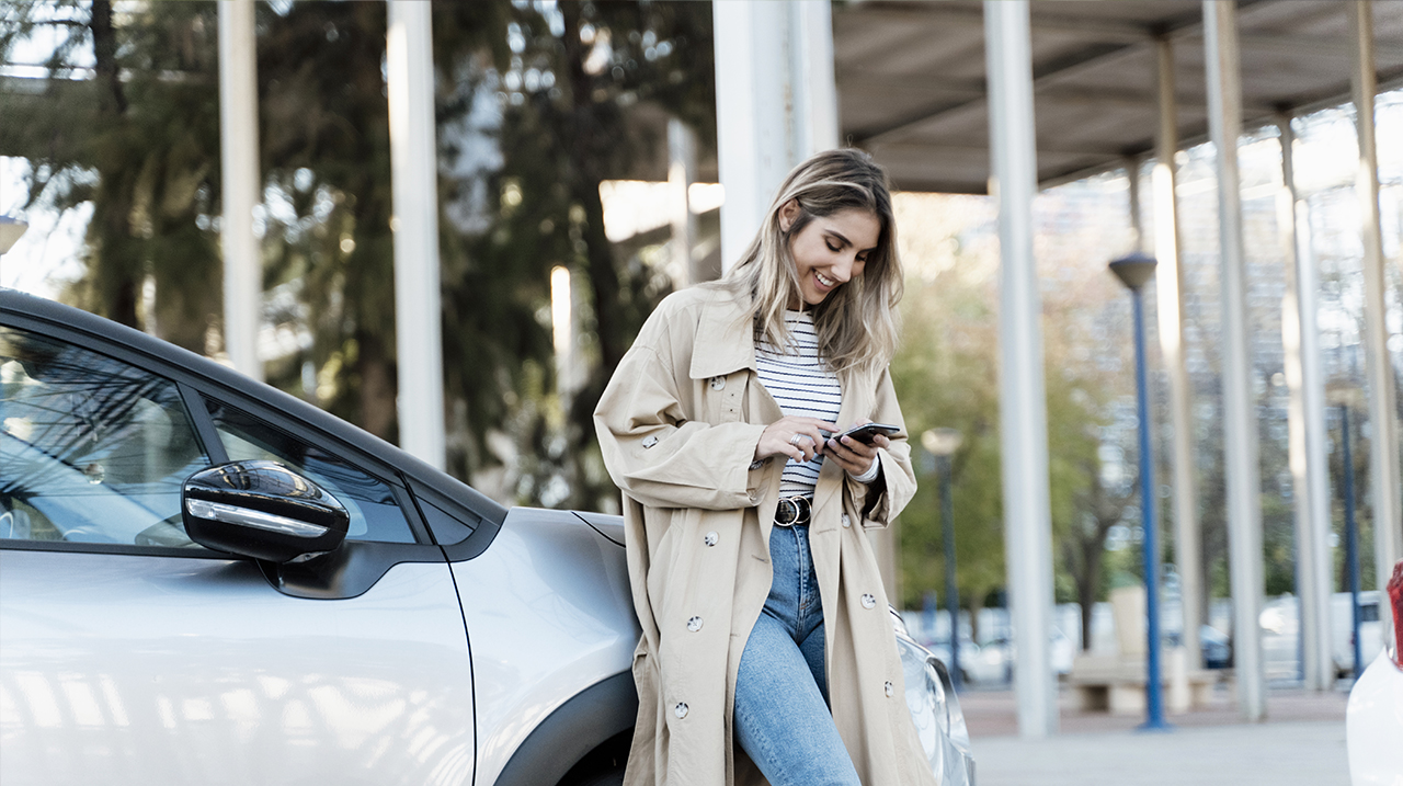 Ragazza paga il noleggio auto con la propria carta di debito.