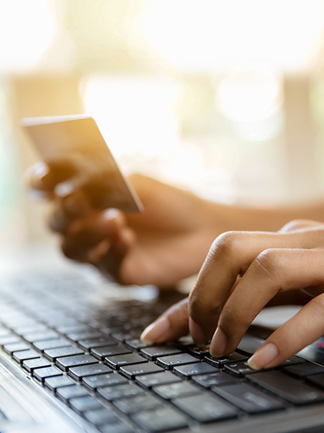 Giovane donna paga online con la propria carta di credito