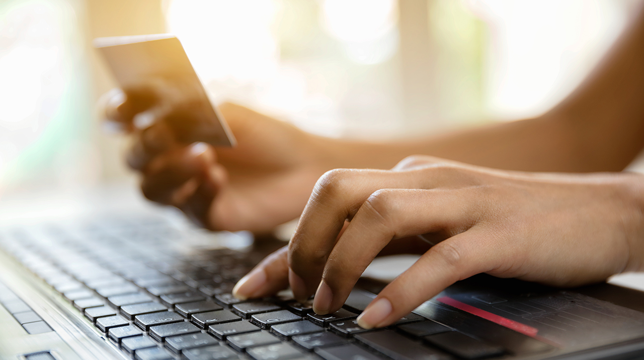 Giovane donna paga online con la propria carta di credito