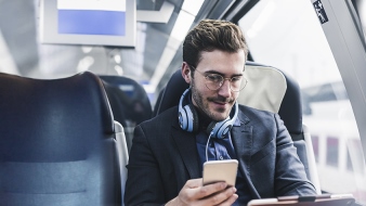 Businessman opera in mobilità con smartphone e tablet