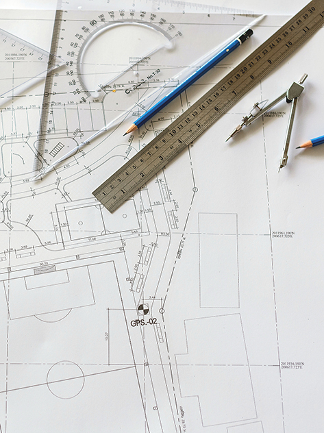 Planimetria di un progetto architettonico con strumenti del lavoro.
