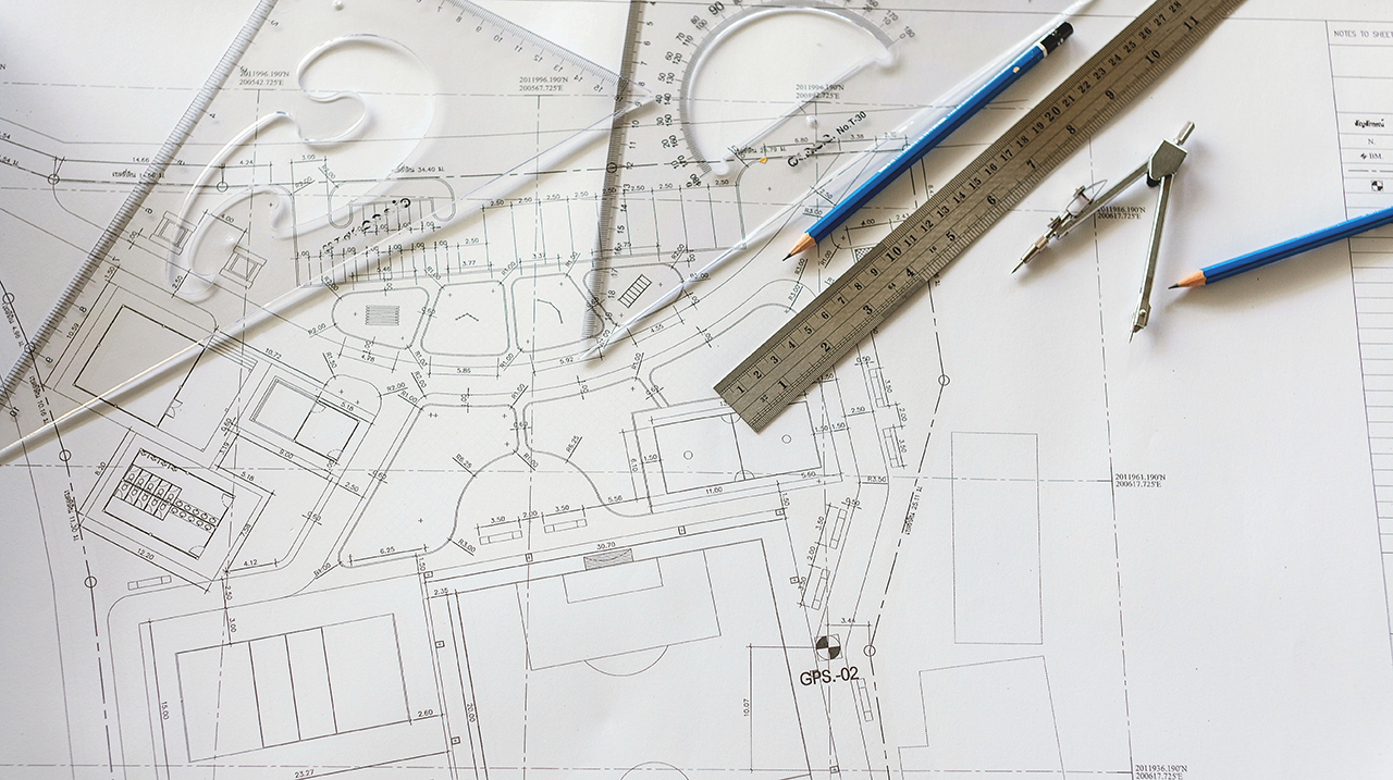 Planimetria di un progetto architettonico con strumenti del lavoro.