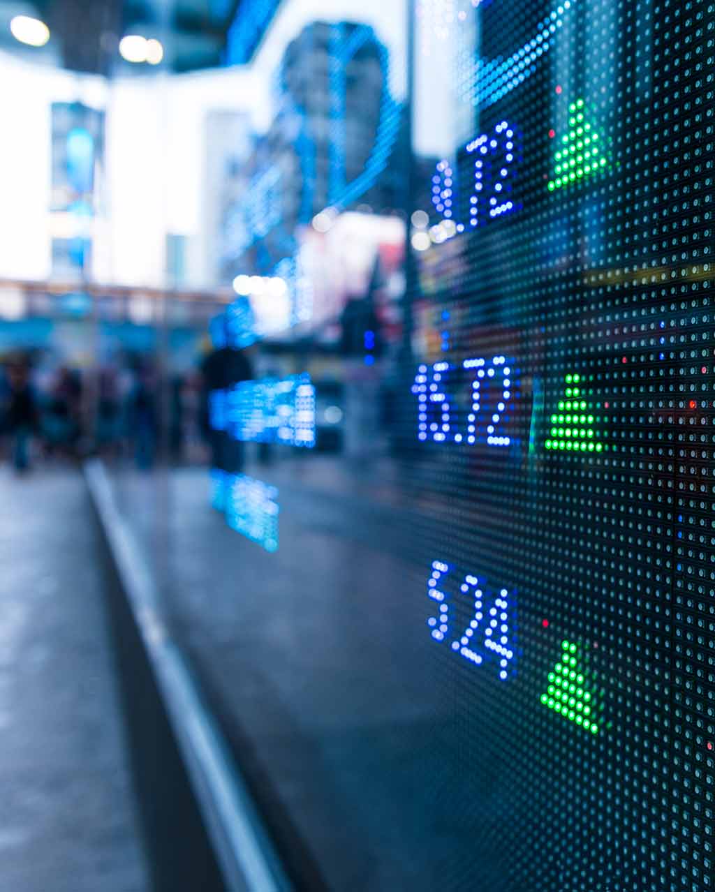 Monitor esterno che visualizza l'andamento dei mercati.