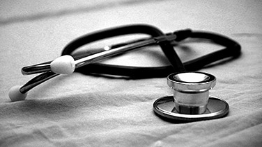 Uno stetoscopio appoggiato sopra a un telo