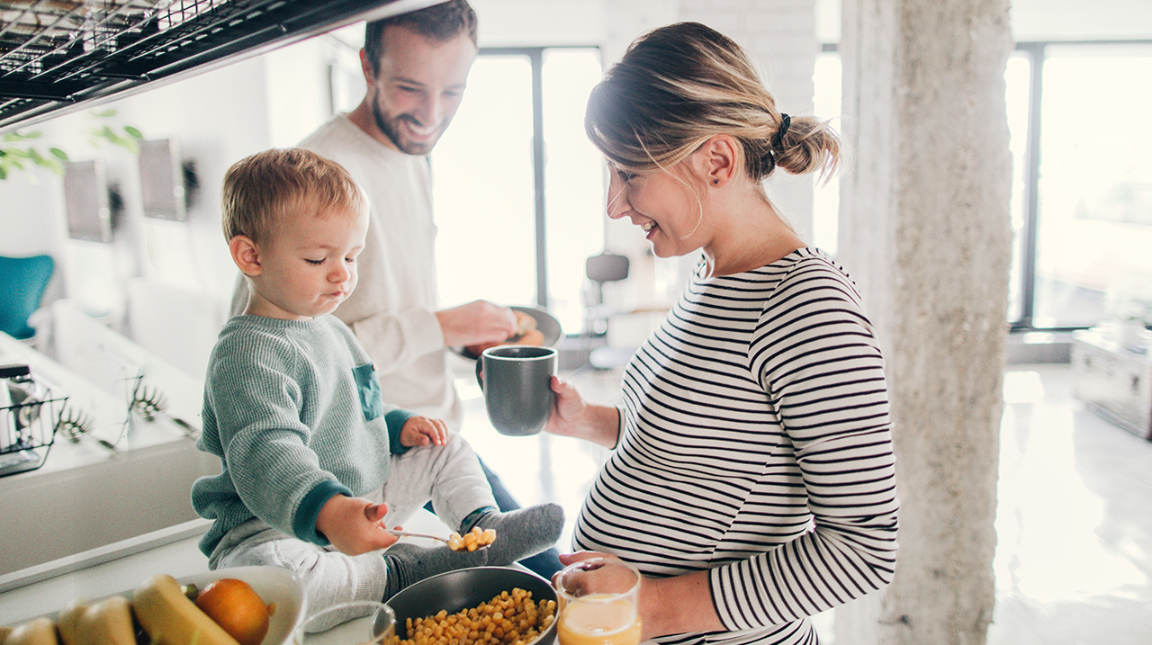 Una giovane famiglia prepara il pranzo in cucina