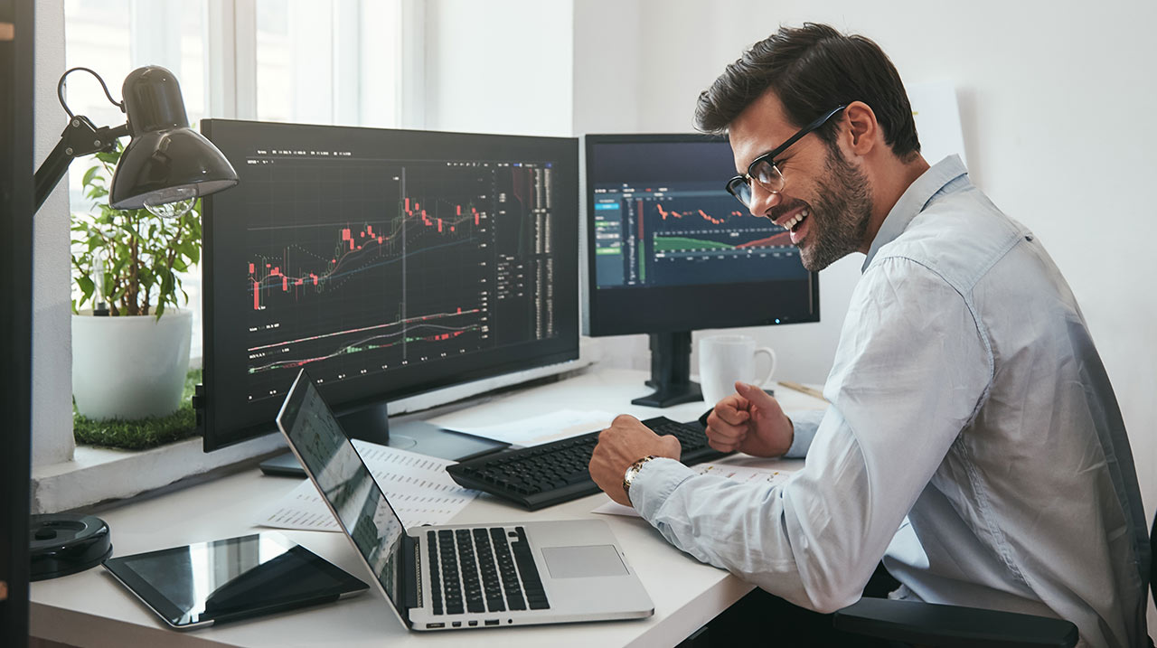 Ragazzo che fa trading online